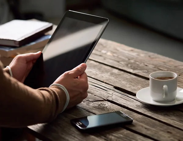 Homem usando dispositivo tablet — Fotografia de Stock