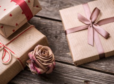 Gül çiçek hediye kutuları arasında