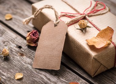 Hediye etiketi ve hediye kutusu