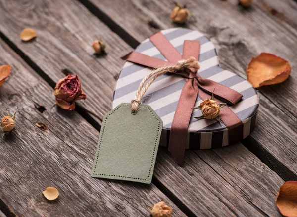 Hediye etiketi ve kalp şekilli hediye kutusu — Stok fotoğraf