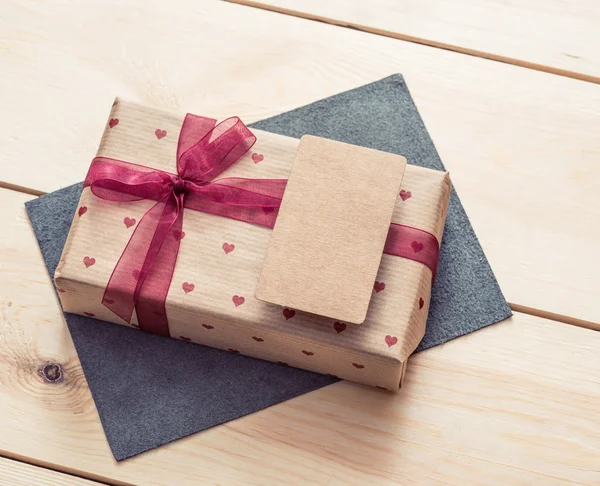Caja de regalo con etiqueta en blanco . — Foto de Stock