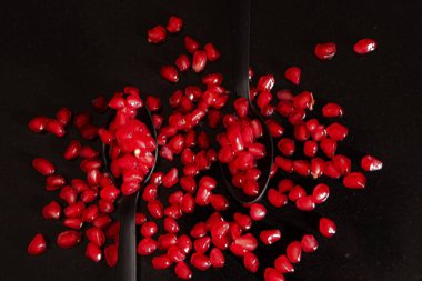 Ağustos 2020 'de, iki siyah kaşıkla siyah tahtaya nar tohumları döküldü.