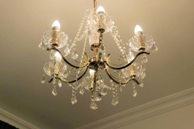 Şubat 2020 'de Abu Dabi' de, sarı ampullü bir avize.