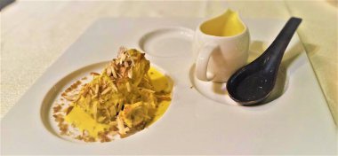 Eylül 2019, Abu Dabi. Kesar sütü ve kuru meyvelerle servis edilen lezzetli elektrikli kulfi.