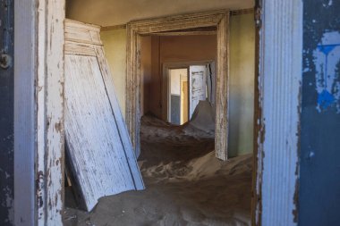 Kolmanskop, Namibya 'da çöl kumuyla dolu terk edilmiş bir ev.