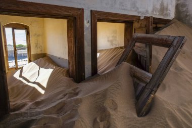 Kolmanskop, Namibya 'da çöl kumuyla dolu terk edilmiş bir ev.