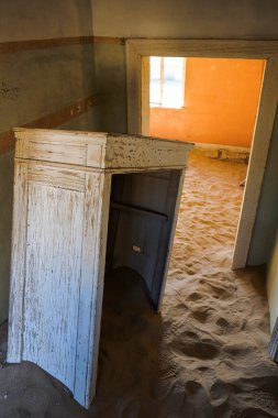 Kolmanskop, Namibya 'da çöl kumuyla dolu terk edilmiş bir ev.