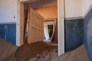 Kolmanskop, Namibya 'da çöl kumuyla dolu terk edilmiş bir ev.
