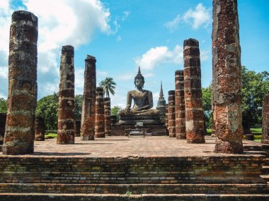 Wat Mahathat Tapınağı, Sukhothai Tarihi Parkı 'ndaki Buda heykeli ve Wat Mahathat Tapınağı Tayland' ın UNESCO Dünya Mirası Alanı 'dır..