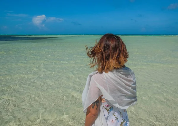 Vrouw Staren Naar Horizon Een Turquoise Strand Een Afgelegen Eiland — Stockfoto