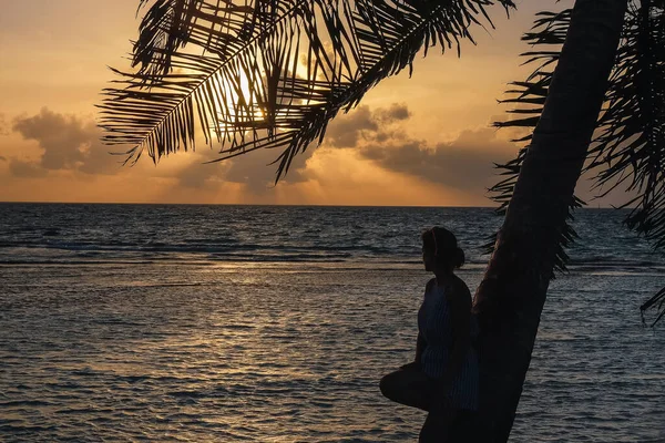 Silhouet Van Een Vrouw Bij Zonsondergang Een Tropisch Strand Malediven — Stockfoto