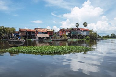 Kamboçya 'daki Tonle Sap Gölü boyunca yüzen Kampong Khleang köyü.
