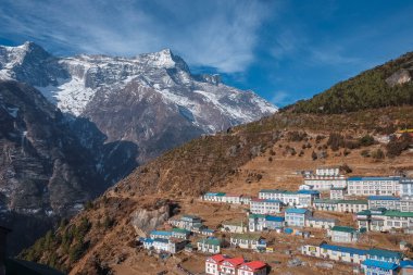 Namche pazar köyünün arka planında karla kaplı dağlar, Everest ana kampına giden yüksek dağ manzarası, Khumbu bölgesi, Nepal bölgesi