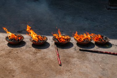  Tapınağın içinde dua mumları