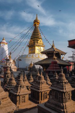  Tapınağın içinde dua mumları