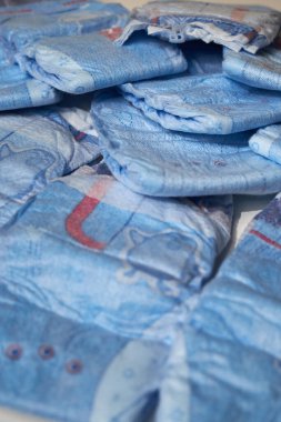 Masaya saçılmış bebek bezi yığını. Yeni doğmuş bebek bezi. seçici odak.