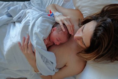 Yeni doğan bebek annesiyle cilt cilde yapıyor..