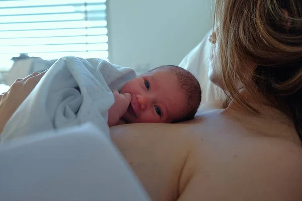 Newborn Baby Doing Skin Skin Its Mother Baby Smiling — Stock Photo, Image