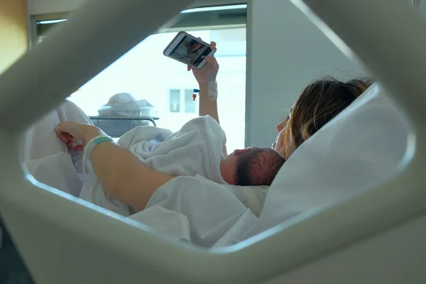 Mother Taking Selfie Her Newborn Baby Hospital — Stock Photo, Image