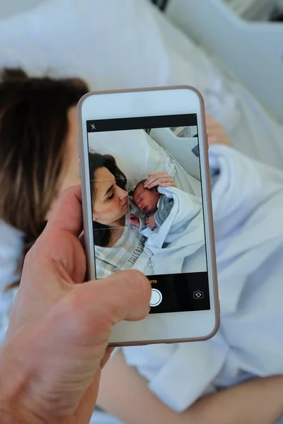 Hand Holding Cell Phone Taking Picture Mother Her Newborn Baby — Stock Photo, Image