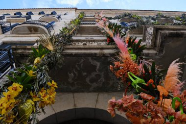 Çiçek festivali, temps de un, girona, katalunya. Çiçeklerle süslenmiş sokaklar