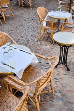 Eski Girona kasabasında hasır sandalyeli yaz terası
