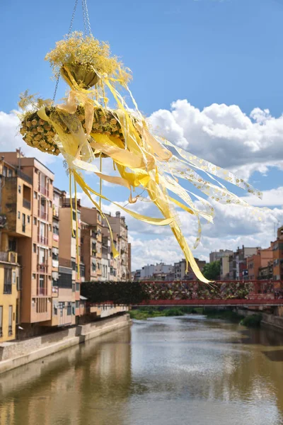 Çiçek festivali, temps de un, girona, katalunya. Çiçeklerle süslenmiş sokaklar