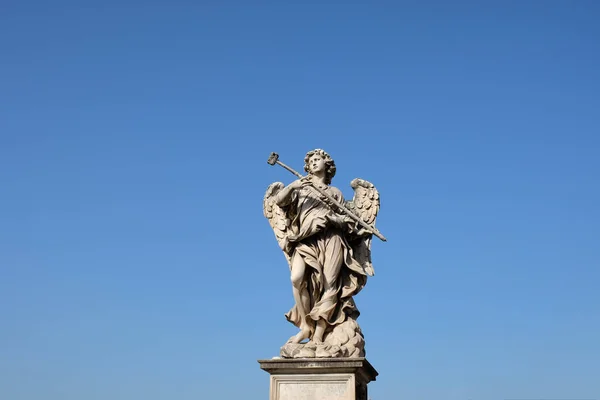 Escultura Mármol Ángel Sosteniendo Martillo Con Cielo Azul Fondo Ciudad — Foto de Stock