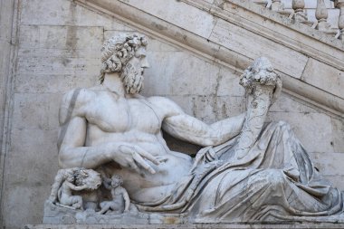 Tiber Nehri Tanrısı 'nın antik mermer heykeli Romulus ve Remus' u sağ koluyla Roma 'daki Capitoline Hill Meydanı' ndan koruyor..