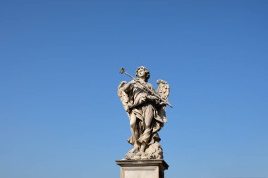 Roma şehrinin arka planında mavi gökyüzü olan çekiç tutan bir meleğin mermer heykeli, Sant Angelo Castle Bridge, İtalya