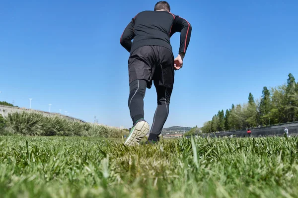 Atletische Man Draait Een Zonnige Ochtend Een Groene Stad Park — Stockfoto