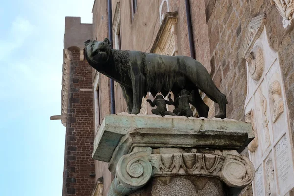 Statue Des Kapitolinischen Wolfs Romulo Und Remo Auf Dem Campidoglio — Stockfoto