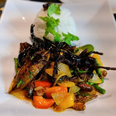 Tayland 'da böcek yemek tabağı