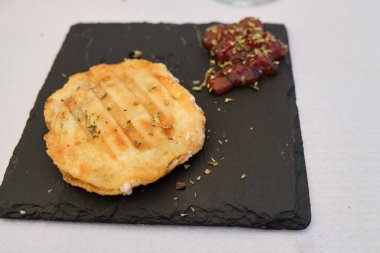 Etle doldurulmuş patates, tipik puantiye, boğma, katalonya.