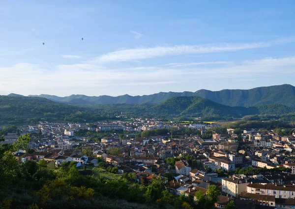 Montsacopa yanardağının tepesinden şafak vakti Katalonya 'nın Girona eyaletinin manzarası.