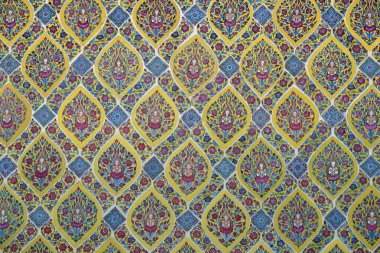 Renkli duvar kağıdındaki çiçeklerle çevrili Tayland desenli Buda resmi. Tayland, desen, arkaplan, duvar kağıdı, kültür, sanat, doku, geleneksel, asya, tasarım, Asya, duvar, biçim, vektör, dekorasyon,