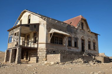 Kolmanskop hayalet kasabası, eski maden kasabası, terk edilmiş evler çöl kumları altında gömülü.