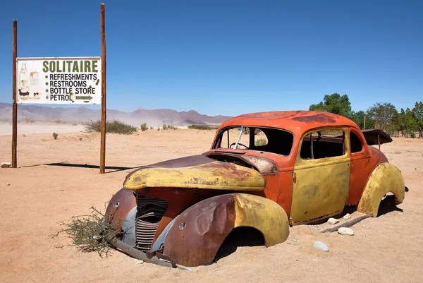 被遗弃在沙漠地区中央的旧式老式汽车 独木舟 — 图库照片