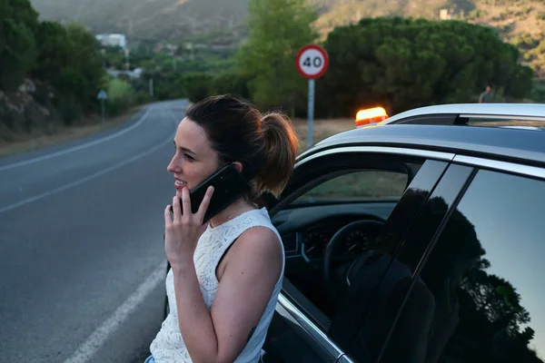 Parlak şamandıra v16. Araç, aracın çatısına yerleştirilen yeni acil durum lambasıyla hasar gördü. Şoför cep telefonuyla yol kenarı desteği istiyor.