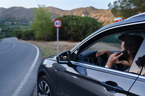 Parlak şamandıra v16. Araç, aracın çatısına yerleştirilen yeni acil durum lambasıyla hasar gördü. Şoför cep telefonuyla yol kenarı desteği istiyor.