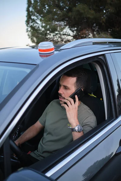 Parlak şamandıra v16. Araç, aracın çatısına yerleştirilen yeni acil durum lambasıyla hasar gördü. Şoför cep telefonuyla yol kenarı desteği istiyor.