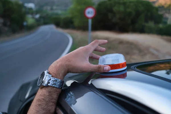 Vehículo Averiado Carretera Con Luz Emergencia Techo Faro Luminoso V16 — Foto de Stock