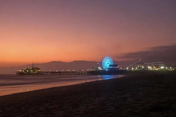 カリフォルニア州ロサンゼルスの日没時のサンタモニカ桟橋 — ストック写真