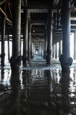 Santa Monica iskelesinin dibindeki sütunlar, Los Angeles