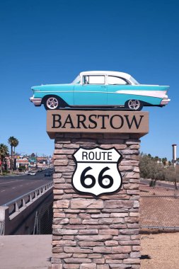 Barstow kasabasının girişinde 66 numaralı yolda klasik bir araba tabelası var.