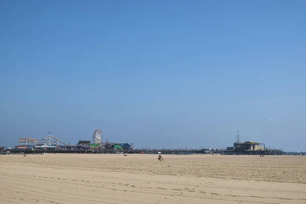 カリフォルニア州ロサンゼルスを背景に遊園地のあるサンタモニカビーチ — ストック写真