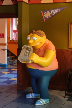 Los Angeles, California, ABD -09 / 11 / 2018: Hollywood Universal Stüdyoları 'nda Simpsonlar teması, Moe' nun meyhanesinde bira içen Barney Gumble figürü