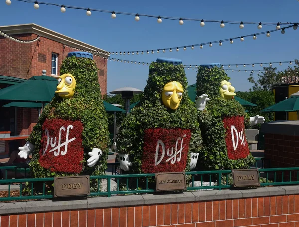 Los Angeles, California, ABD 11 / 09 / 2018: Universal Studios Hollywood 'da Simpsonlar teması, Duff Men