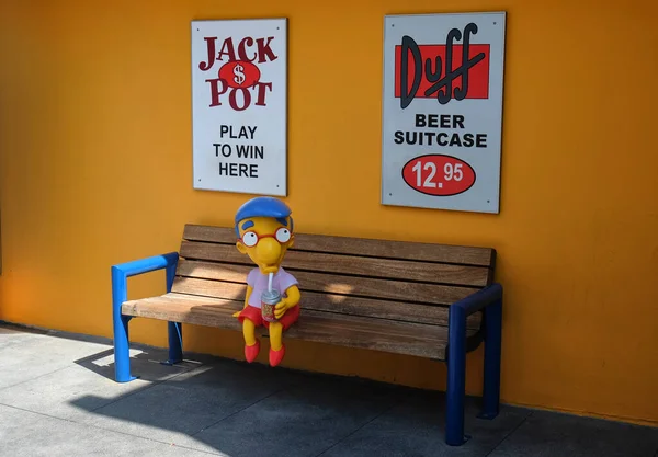 Los Angeles, California, ABD -09 / 11 / 2018: Hollywood Universal Stüdyoları 'nda Simpsonlar teması, Milhouse Van Houten bir bankta oturuyor