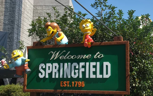 Los Angeles, Kaliforniya, ABD -09 / 11 / 2018: Universal Stüdyoları Hollywood 'a Simpsonlar temalı ilkbahar alanı giriş tabelası